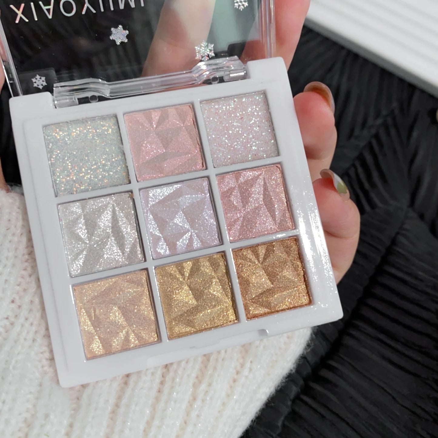 Nine-color fine glitter eyeshadow palette Pearlescent fine glitter lasting color highlight eye highlights